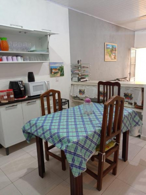 Casa com estacionamento coberto, localizada em Vila Sahy